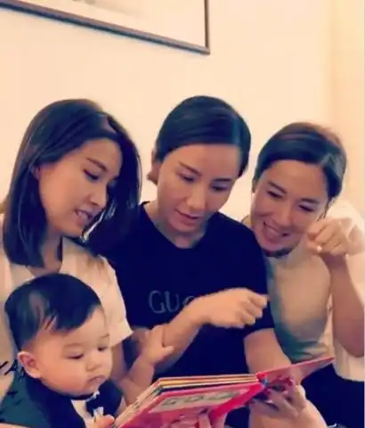 胡杏儿带儿子与闺蜜团聚会,小萌娃昏昏欲睡也不忘偷瞄漂亮干妈
