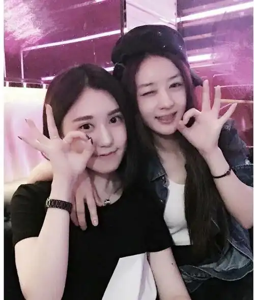 闺蜜晒与赵丽颖合照,俩人牵手逛街感情好好,看闺蜜孩子眼神有爱