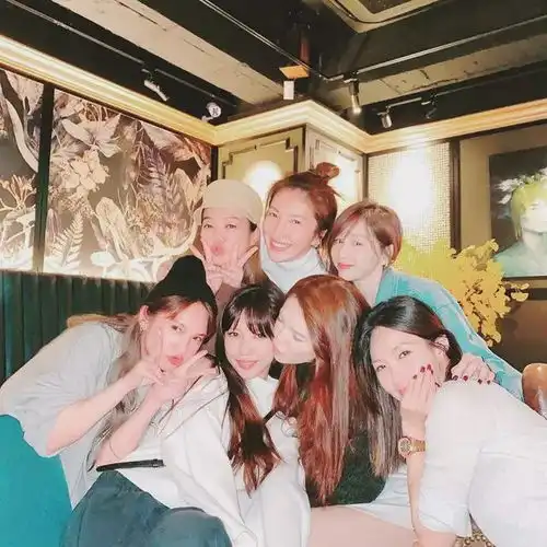杨丞琳王心凌与闺蜜聚会,王力宏老婆坐c位最抢镜