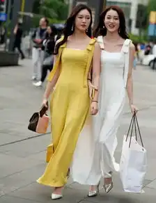 快丢掉阔腿裤吧,今年裤裙正流行,和闺蜜穿美翻街头
