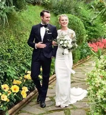 哈利波特纳威结婚了,埃菲尔塔下炫大钻戒,晒婚纱照满脸幸福