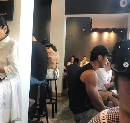 余文乐带小6岁老婆聚餐,夫妇两人罕见同框,相识相恋甜蜜一千天