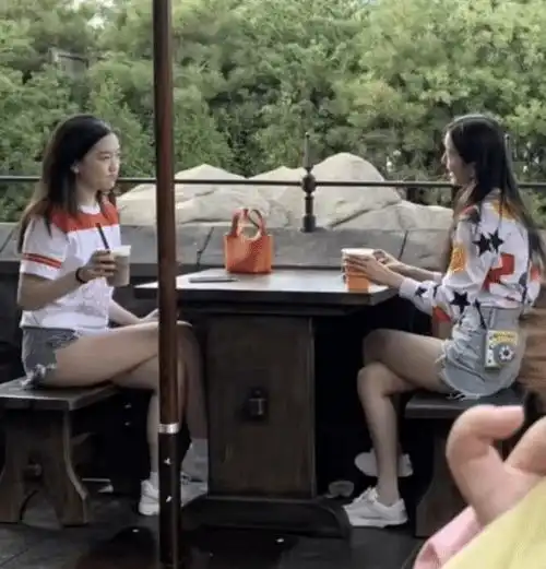 15岁李嫣和闺蜜逛游乐园喝饮料唇部痕迹明显,穿热裤秀大长美腿