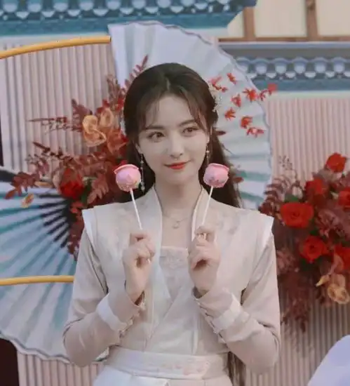 许佳琪与闺蜜合照,两人如同一个模子刻出来的,芭比眼太过惊艳