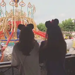 李嫣跟闺蜜游玩浓妆艳抹凹造型大长腿抢镜网友身材像极王菲