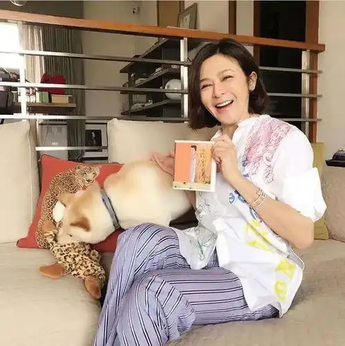 58岁富婆关之琳1.5亿豪宅曝光当你又忙又美,何惧他人非议