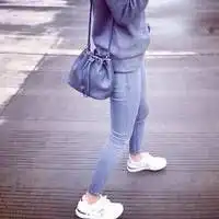 背包的女生半身头像