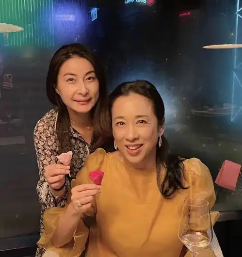 霍启刚罕见晒妈妈,兄弟三人为母亲庆生,郭晶晶与婆婆同框似闺蜜