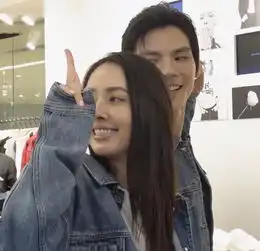 郭碧婷的闺蜜给她和向佐拍照,看到三人看手机时的表现,真甜