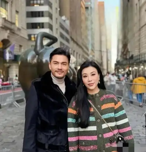吕良伟夫妇逛菜市场,款待甄子丹夫妇,海鲜物价惊呆网友