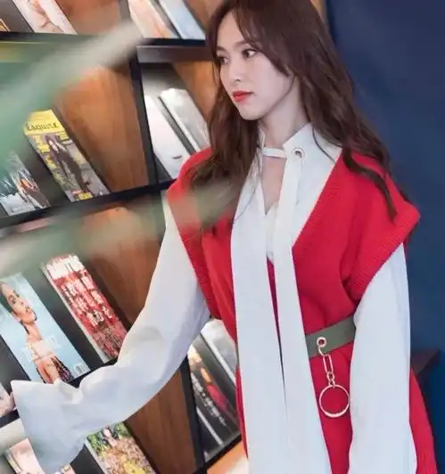 唐嫣果然真美女穿私服与闺蜜凹造型摆拍,很明显美得更胜一筹
