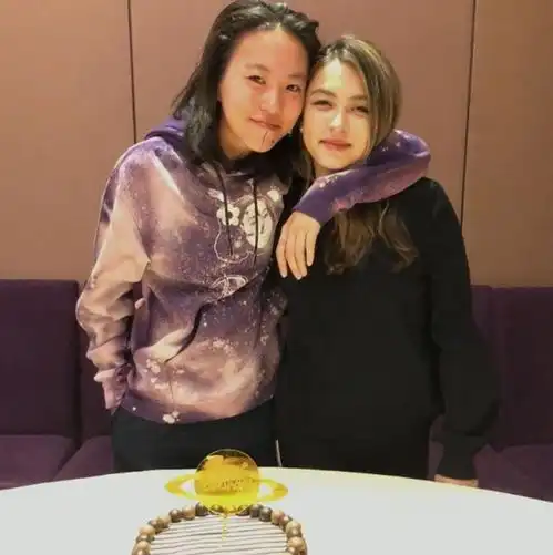神仙交友圈窦靖童强吻名媛闺蜜,对方满脸嫌弃却不反抗