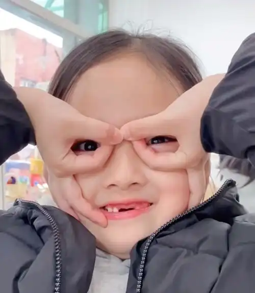 还记得表情包女孩权律二曾经可爱迷人,如今却成秃头妹