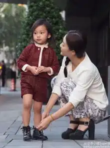 李小璐与爱女牵手似闺蜜留言爱像暖风飞过