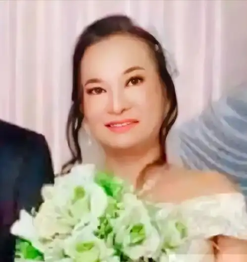 奇葩41岁富婆嫁16岁老公,被官方禁止洞房花烛,前男友婚前出逃