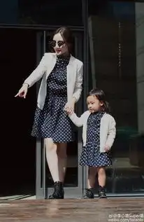 李小璐与爱女穿同款短裙牵手似闺蜜