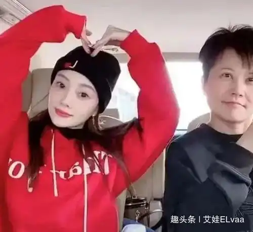 李小璐晒闺蜜照,41岁穿西装跷着大长腿抢尽风头,单身变得更潇洒