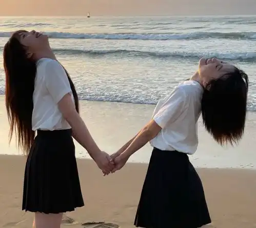 虞书欣分享闺蜜海边照,白衬衫搭配百褶裙,是校花本人没跑了