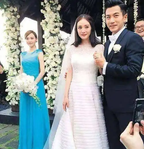 杨幂唐嫣隔空撞衫,同款液体裙重现闺蜜默契,可惜再也回不去