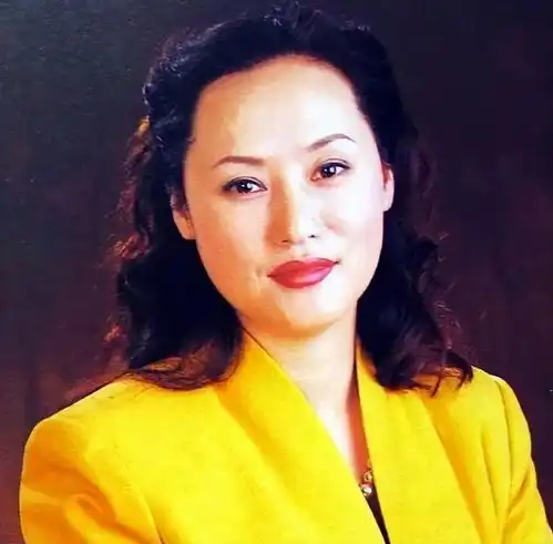 窦骁算什么男德天花板,他傍富婆才是真卑微