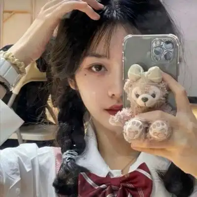 网易云热评那天风很大,她穿了一条很短很短的裙子,突然一阵风吹来