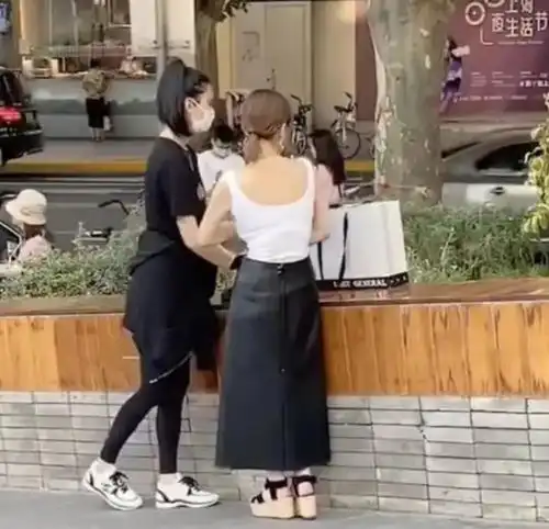 奚梦瑶出席艺术大会好评爆棚衬衣扣全部扣上,真人瘦成纸片人