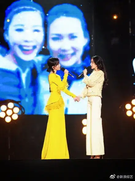 组图杨幂周笔畅牵手合唱秀姐妹情点额头互动亲密惹人羡