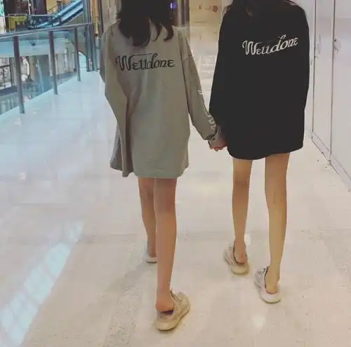 王菲女儿李嫣与闺蜜穿同款似双胞胎,两人玩下衣失踪,竹竿腿吸睛