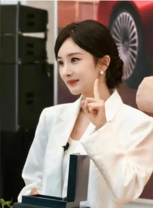 北京这一夜李菲儿丰满有料,被周笔畅的脸吓到,李梦赢麻了