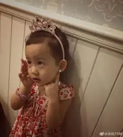 孙莉晒小女儿萌照,学多多姐姐戴耳环,从小就爱美