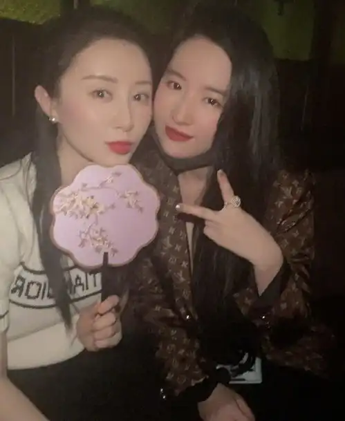 刘亦菲舒畅同框高调炫富穿高奢大牌气场全开,姐妹花颜值大暴击