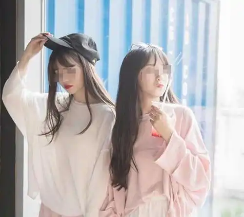 俩同龄闺蜜,一个18岁生娃一个28生娃,多年后重逢差距一目了然
