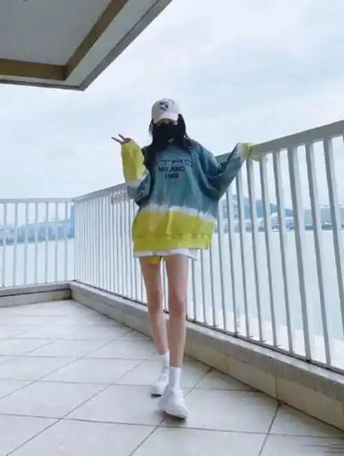 杨幂又和闺蜜逛北京,俩人都扮下衣失踪,4条长腿走哪都抢镜
