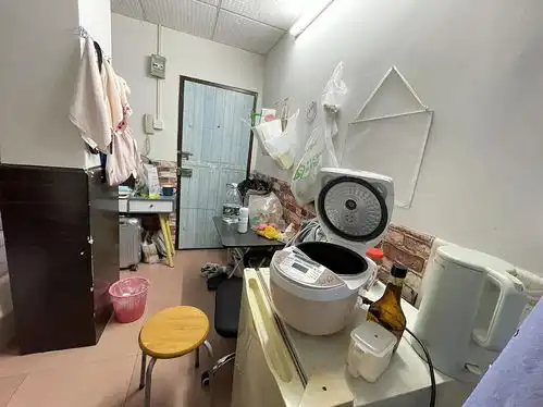 转租福田上沙单间1600房租,水8电1,3分钟到地铁口,7911号线搭乘方便,环境舒适安静,适合个人闺蜜情侣居住