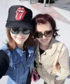 明星的妈妈谁最漂亮刘亦菲妈妈显年轻范冰冰妈妈时尚大气