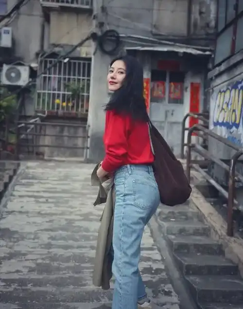 46岁高圆圆和闺蜜逛街被偶遇,穿着随意却惊艳,真人比电视上还美
