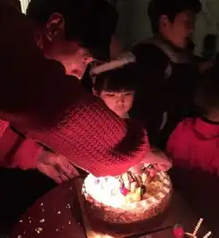张亮为儿子举办生日宴会众萌娃齐聚