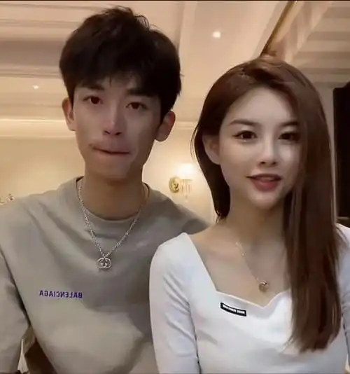 网红出轨闺蜜的老公,抵不住外界的压力出面道歉,男方已有两个娃