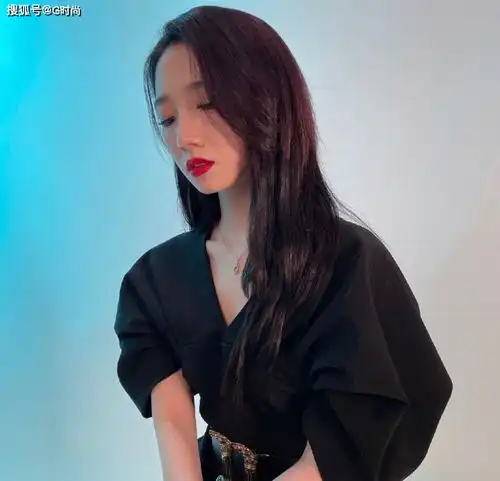 孟美岐黑色时尚,简单利落气场全开,尽显独特魅力