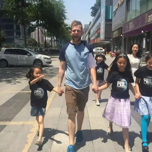 从闺蜜家出来的我,反手就给了玩王者荣耀的儿子一巴掌...