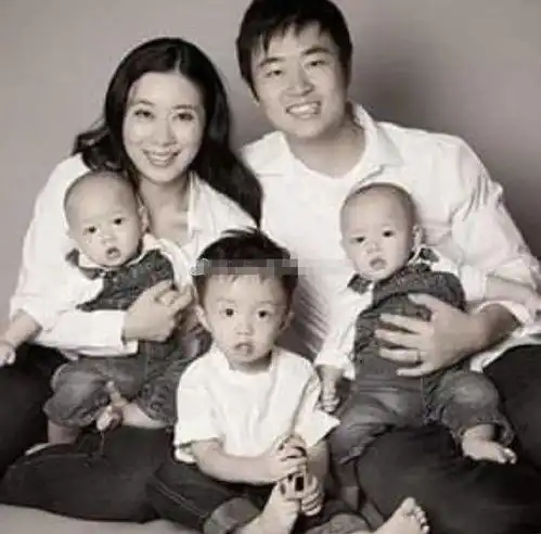 徐子淇与妈妈妹妹聚餐,徐妈妈打扮贵气,妹妹长相平凡也嫁入豪门