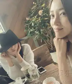 高圆圆约闺蜜享下午茶向诱人蛋糕伸魔爪