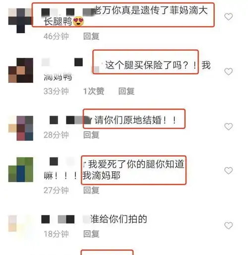 王菲女儿李嫣与闺蜜穿同款似双胞胎,两人同款筷子腿十分抢镜