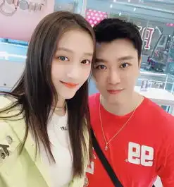 关晓彤跟闺蜜自拍摆出侧颜,离开超强美颜后,皮肤显健康