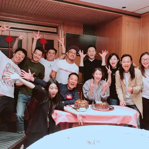 袁咏仪和闺蜜背同款爱马仕包包逛街连结婚纪念日也是一起度过