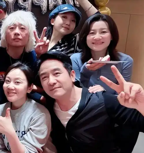 闫妮54岁生日半个娱乐圈都来了秦海璐左小青,闺蜜团美到发光