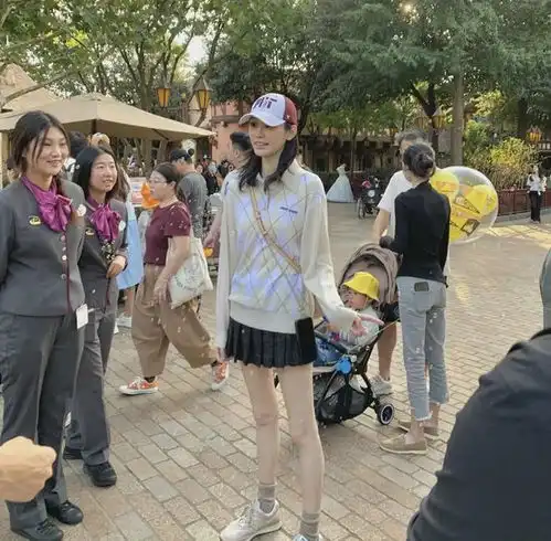 奚梦瑶何猷君带娃逛街,两个保姆照顾一对儿女,豪门生活好惬意