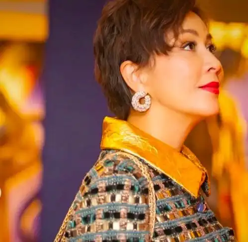 刘嘉玲剪短发,一身珠光宝气,走奢华路线,开始学李湘立富婆人设