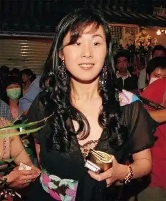 被闺蜜插足刘銮雄,分手狂吞80片安眠药,后来何以又搭上富豪