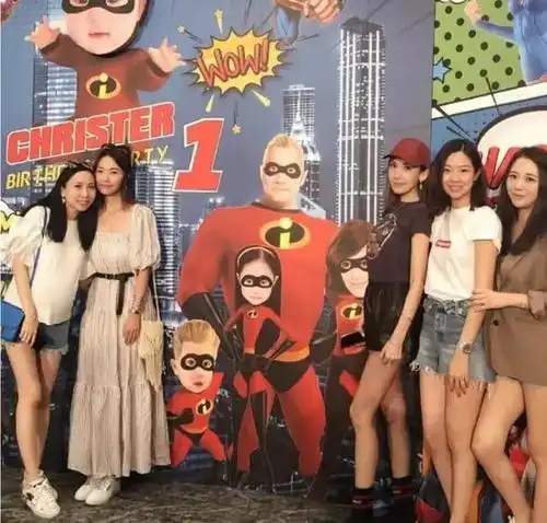 关颖带三娃参加生日宴,女儿温柔儿子呆萌,闺蜜背景大有来头